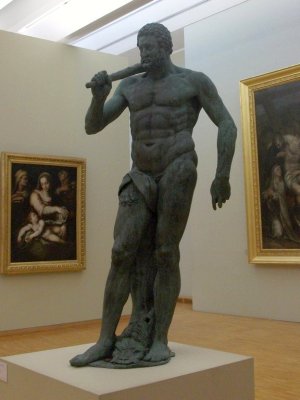 la statue d'Hercule du Musée