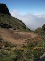 la route qui descend vers l'Afrique du Sud depuis Sani Pass