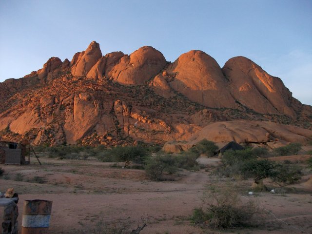 camping_spitzkoppe.jpg - Le Spitzkoppe au coucher du soleil (Namibie)