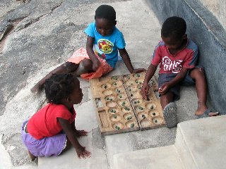 Enfants jouant au bao