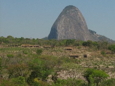 Un inselberg entre Nampula et Cuamba