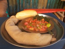 Injera avec tomates, oignons, piments... (Hawassa)