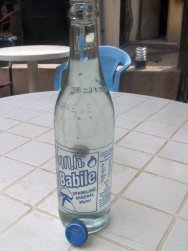 Eau gazeuse (Babile Water). La bouteille est consignée.