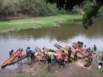 Livraison de fruits et légumes (surtout des mangues et des tomates) sur la Rivière Baro