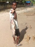 Un gros poisson pêché dans la Rivière Baro