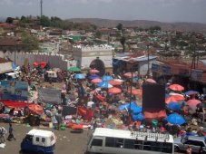 Shoa Gate (Asmaddin Bari) est l'entrée du marché principal de Harar. Le marché extérieur qu'on voit ici est moins formel.