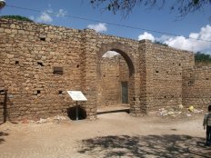 La Porte Sud (Buda Gate, ou Bedri Bari). La pancarte blanche indique que ces murailles sont inscrites au Patrimoine Mondial.