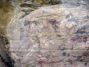 Dessins et peintures de Bushmen (le Peuple San) dans l'abri sous roche.