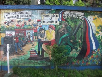 Peinture murale illustrant le Révolution de la fin du 20ème siècle. Il y a de nombreuses peintures murales à Chichigalpa.