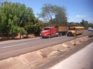 Route Interaméricaine. Les camions qui transportent la canne à sucre ont deux remorques.