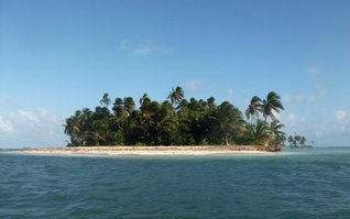 Vue de Clark Kay. L'île mesure environ 400 m dans sa plus grande longueur mais ici on voit sa largeur.