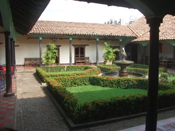 Beaucoup de maisons ont un plan en carré avec une cour intérieure, souvent avec un jardin.