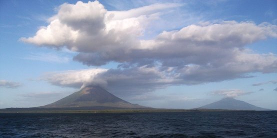 Les deux volcans vus depuis le ferry entre Rivas et Moyagalpa