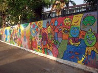 Mur décoré devant l'hôpital des enfants à Panama City