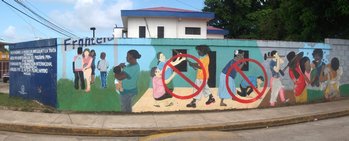 Longue peinture murale à Bluefields, contre la violence.
