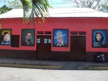 Tomás Borge, Carlos Fonseca, Augusto Sandino et Ernesto Guevara.