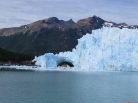 Glacier Perito Moreno. L'arche se forme là où le glacier s'appuie sur l'autre rive de la rivière. Elle s'écroule et se reforme plus ou moins régulièrement.