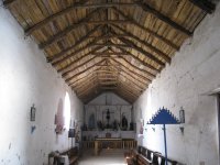 L'intérieur de l'église de Chiu Chiu. Une grande partie du toit est en bois de cactus.