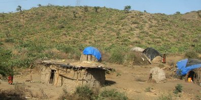 Dans l'Est du pays (ici un peu à l'Est de Awash), on voit ces villages  de huttes très sommaires.
