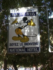 Enseigne du National Hotel rédigée en français.