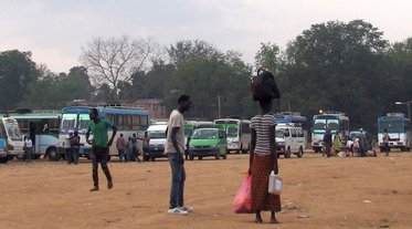 La station de bus de Gambela. On remarque que les Nuer et les Anuaks sont très grands, très minces, très noirs.