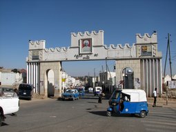 La Porte Ouest (Harar Gate, Duke's Gate) est la plus large. Le portrait est celui du dernier émir d'Harar, Abd Allah II ibn Ali Abd ash-Shakur (déchu en 1887).
