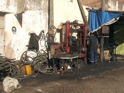 Atelier de mécanique, avec un moteur sur une presse .