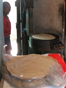 Il existe maintenant des fours électriques pour la cuisson de l'injera ; ici c'est encore le fourneau traditionnel au charbon de bois (Harar).
