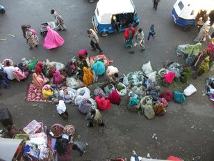 Il y a plusieurs marchés de qat à Harar. Ici c'est le début du marché nocturne.