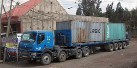 Sur la Route de Djibouti les camions transportent des conteneurs. Cet attelage (tracteur Renault  à 4 essieux) comporte au total 28 roues.