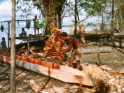 Fabrication d'un canoe à la hache