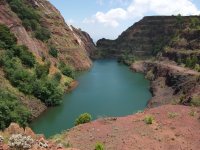 la mine de fer de Ngwenya : un lac s'est formé dans le filon exploité