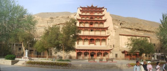 Les Grottes de Mogao. La structure abrite une immense statue du Bouddha.