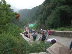 Les escaliers qui montent à la montagne sacrée Tai Shan