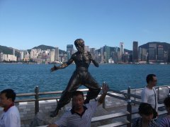 La statue de Bruce Lee se trouve à Tsim Sha Tsui (extrémité de la Péninsule de Kowloon).