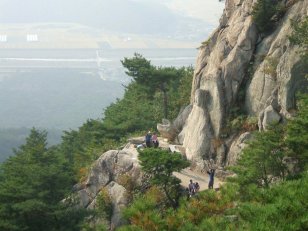 Namsan a deux sommets qui approchent l'altitude de 500 m. On y trouve de nombreuses sculptures.