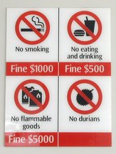 Des amandes élevées sont prévues et affichées pour beaucoup d'infractions. ici à l'entrée du métro les durians sont interdits, mais le montant de l'amande n'est pas précisé.